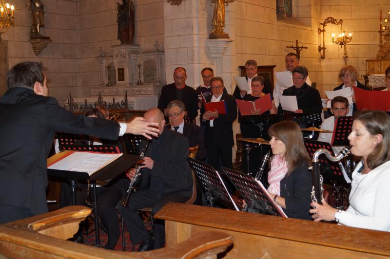 Musiciens et choeur pendant le concert de l'Harmonie Chorale de Brinon à Clémont 2013